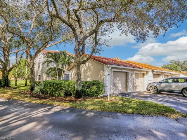 725  Saratoga  CIR, Naples, FL 34104