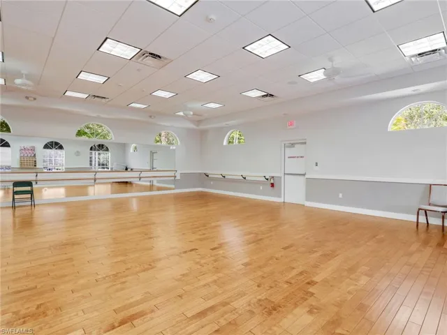 725  Saratoga  CIR, Naples, FL 34104
