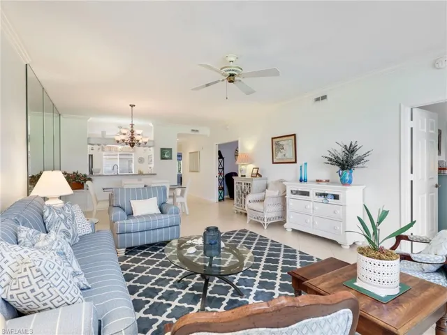 725  Saratoga  CIR, Naples, FL 34104