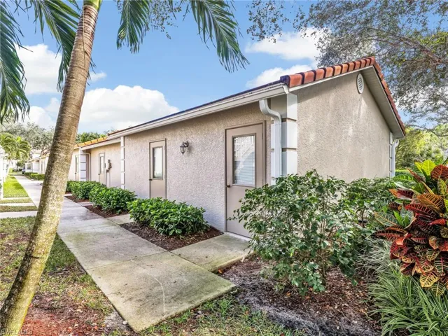 725  Saratoga  CIR, Naples, FL 34104