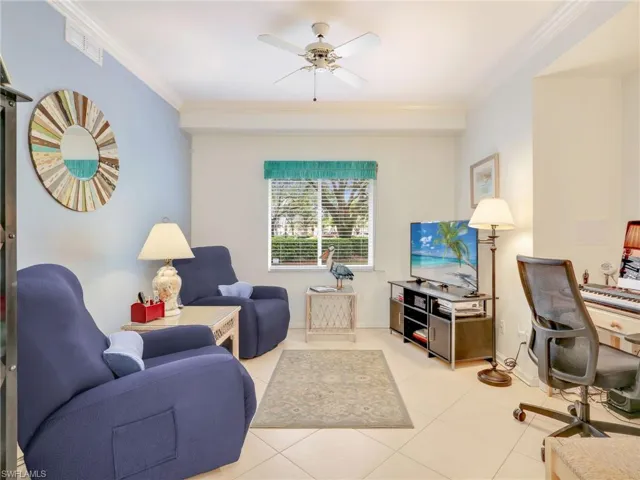 725  Saratoga  CIR, Naples, FL 34104