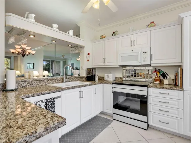 725  Saratoga  CIR, Naples, FL 34104