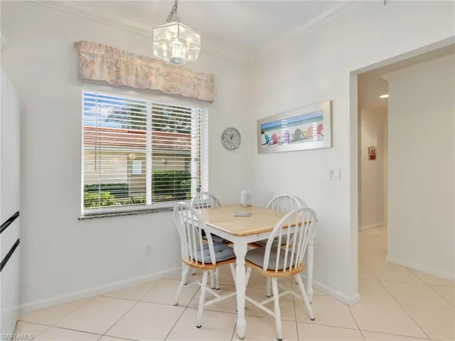 725  Saratoga  CIR, Naples, FL 34104