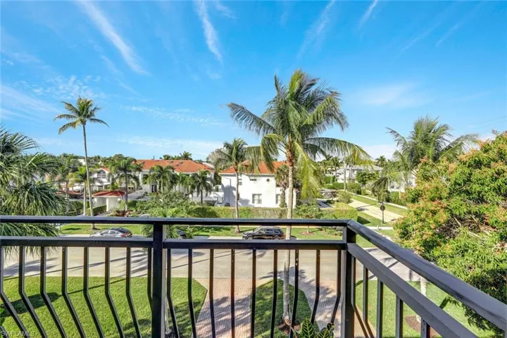 1006  5th S ST, Naples, FL 34102