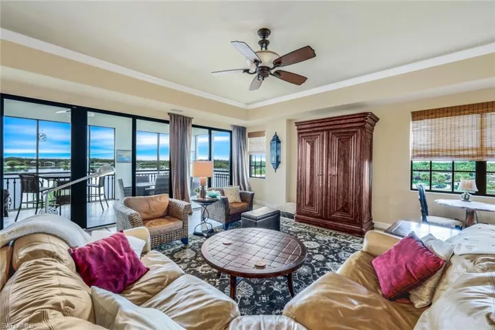 Grand room with crown molding and ceiling fan