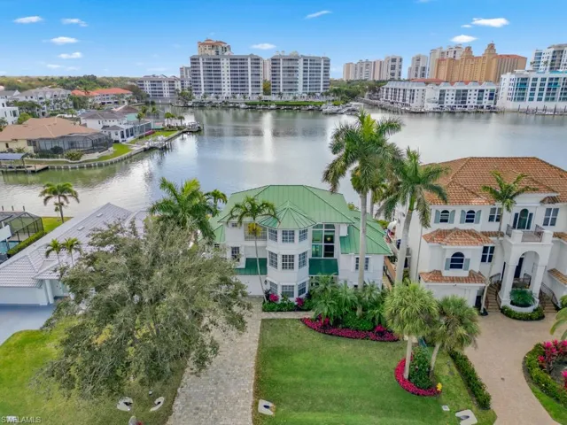390  Oak  AVE, Naples, FL 34108