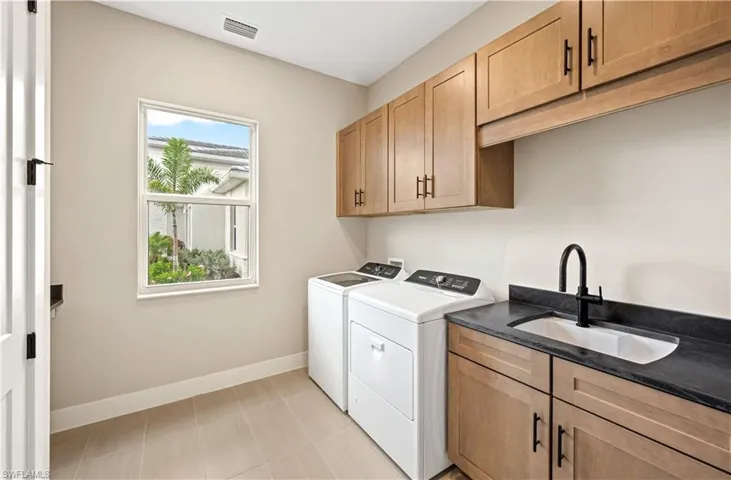 8762  Driftwood  DR, Naples, FL 34114