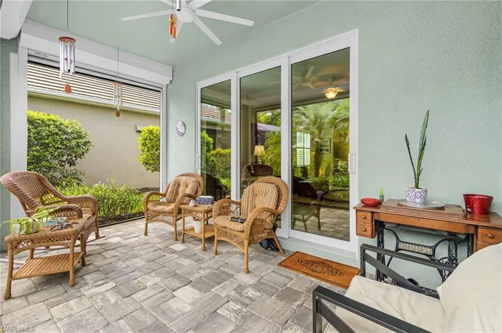 Sunroom / solarium with a textured wall