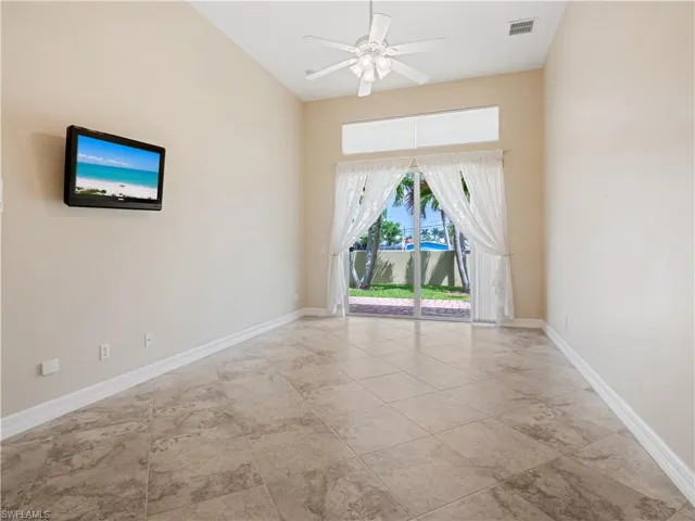 Tiled empty room with ceiling fan