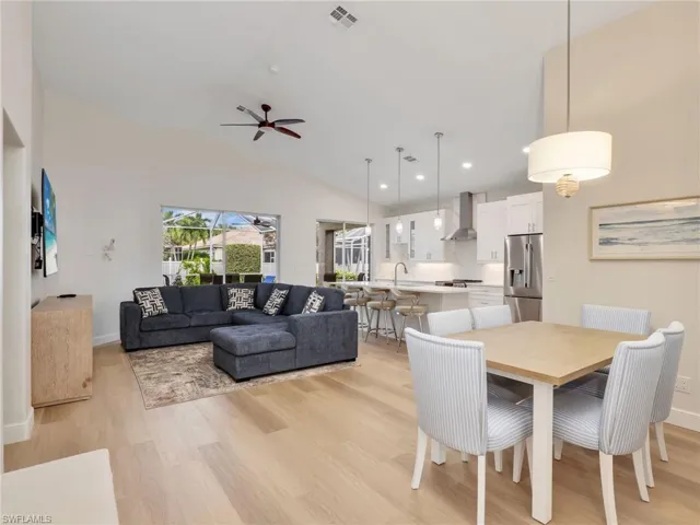 92  Glen Eagle  CIR, Naples, FL 34104