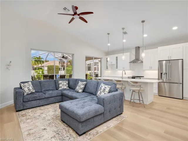 92  Glen Eagle  CIR, Naples, FL 34104