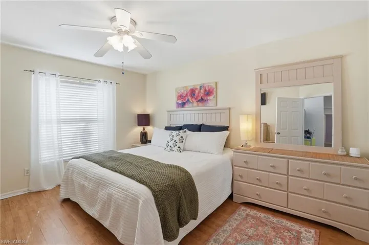 Primary bedroom w/ walk-in closet & ensuite bathroom