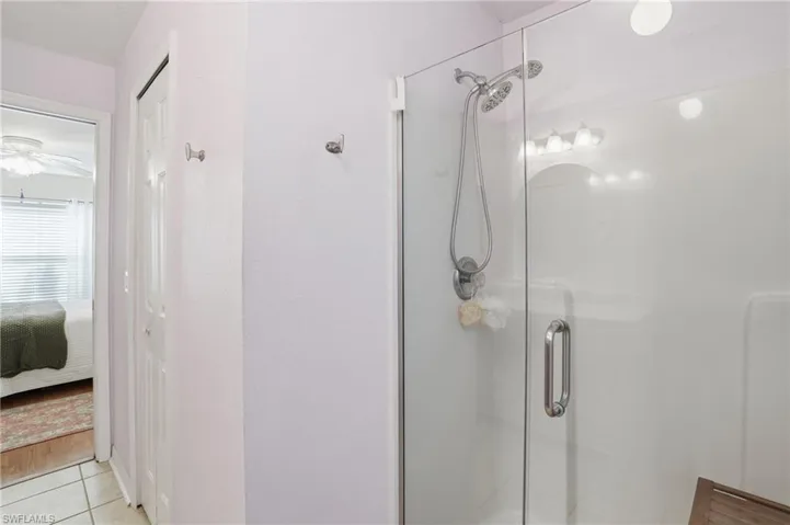 Walk-in shower with seamless glass