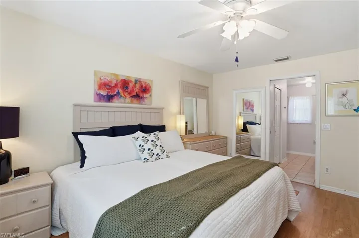 Primary bedroom w/ walk-in closet & ensuite bathroom