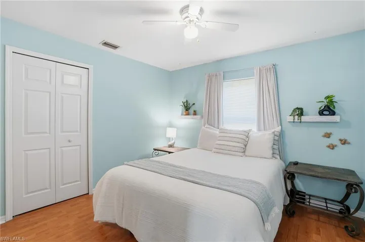 Guest bedroom w/ ensuite bathroom
