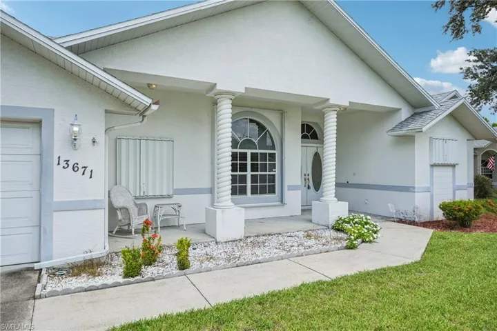 Doorway to property featuring a porch and stucco siding
