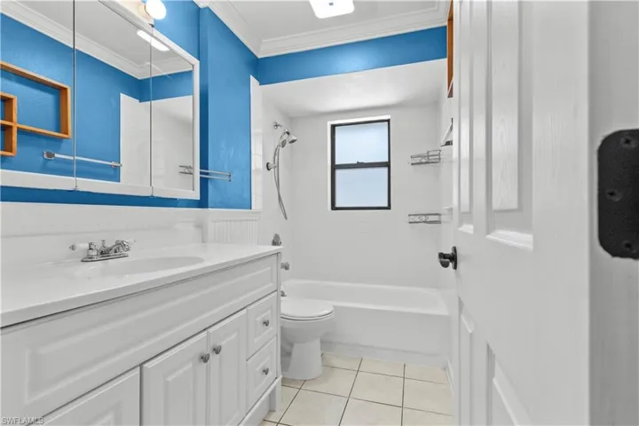 Guest bathroom with shower/tub combo