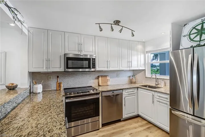 21 High Point Cir E # 208, Naples Fl 34103
