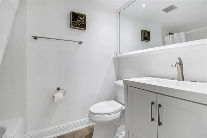21 High Point Cir E # 208, Naples Fl 34103