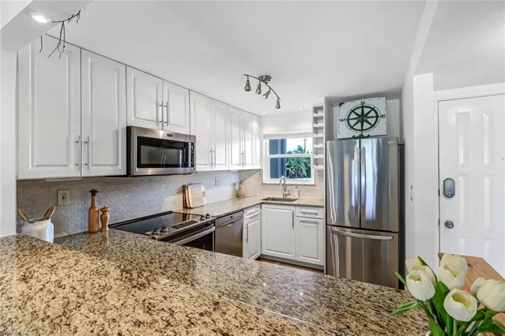 21 High Point Cir E # 208, Naples Fl 34103