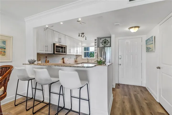 21 High Point Cir E # 208, Naples Fl 34103