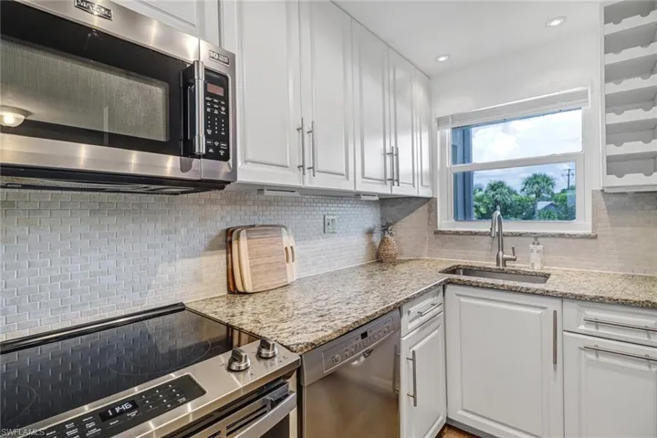 21 High Point Cir E # 208, Naples Fl 34103