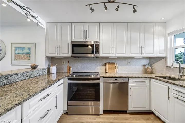 21 High Point Cir E # 208, Naples Fl 34103