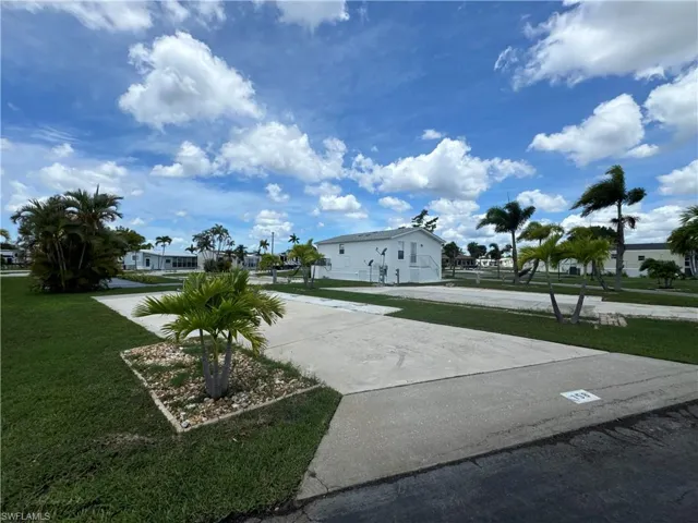 View of front of house featuring a front yard
