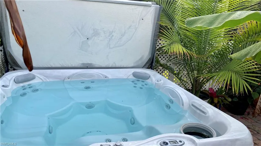6 person rlay hot tub