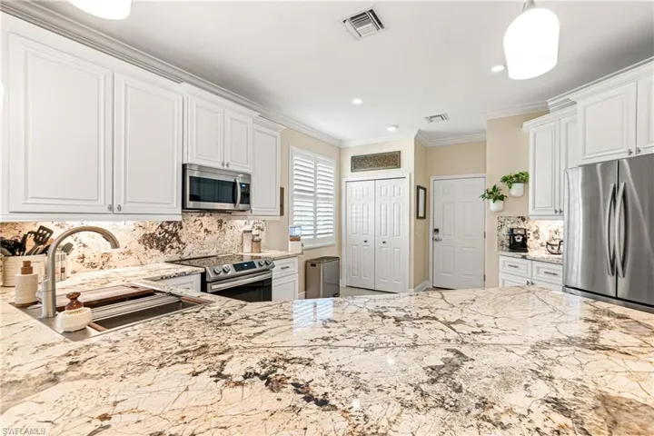 UNBELIEVABLY BEAUTIFUL ONE-LEVEL GRANITE COUNTERTOPS & BACKSPLASH INSTALLED IN 2024.