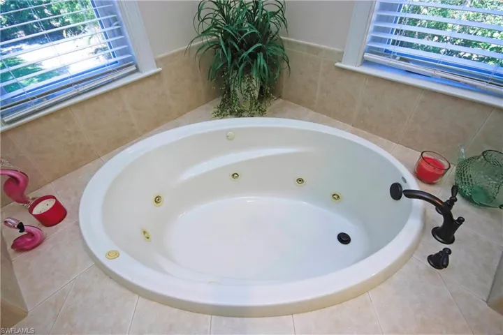 1066  Bailey  RD, Sanibel, FL 33957