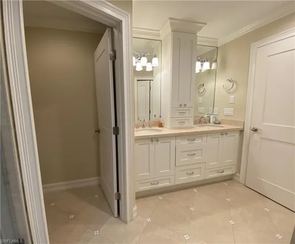 9101  Vanderbilt  DR, Naples, FL 34108