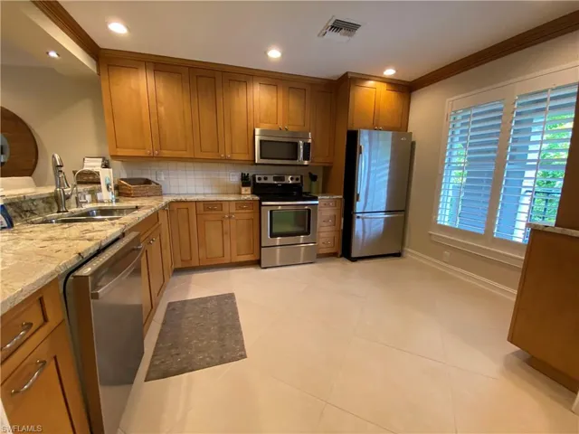 9101  Vanderbilt  DR, Naples, FL 34108