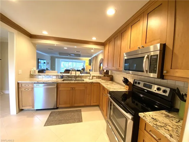 9101  Vanderbilt  DR, Naples, FL 34108