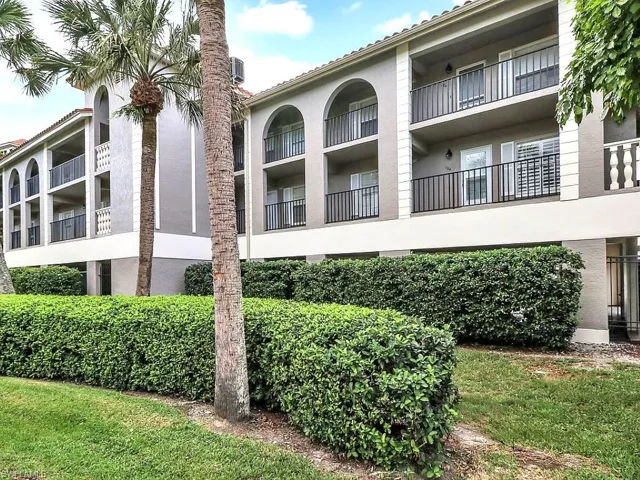 9101  Vanderbilt  DR, Naples, FL 34108