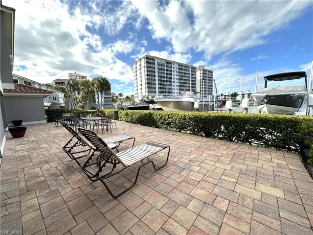9101  Vanderbilt  DR, Naples, FL 34108