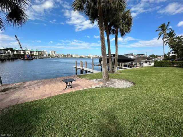 9101  Vanderbilt  DR, Naples, FL 34108
