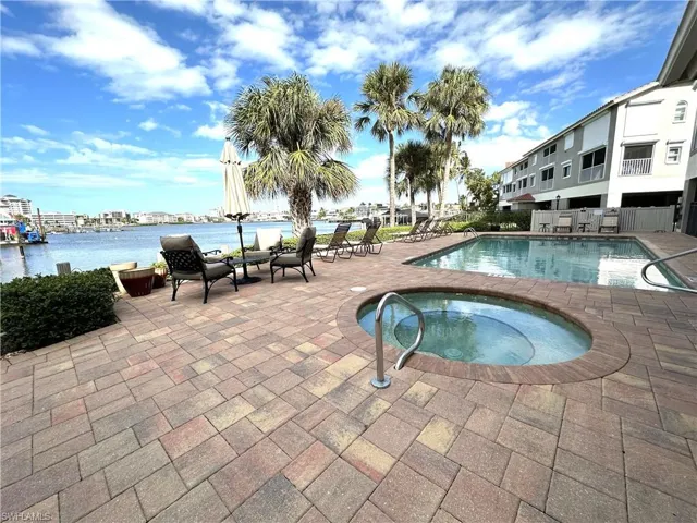9101  Vanderbilt  DR, Naples, FL 34108