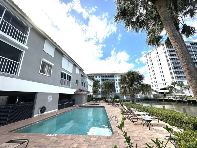 9101  Vanderbilt  DR, Naples, FL 34108