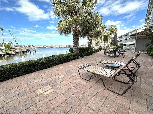 9101  Vanderbilt  DR, Naples, FL 34108