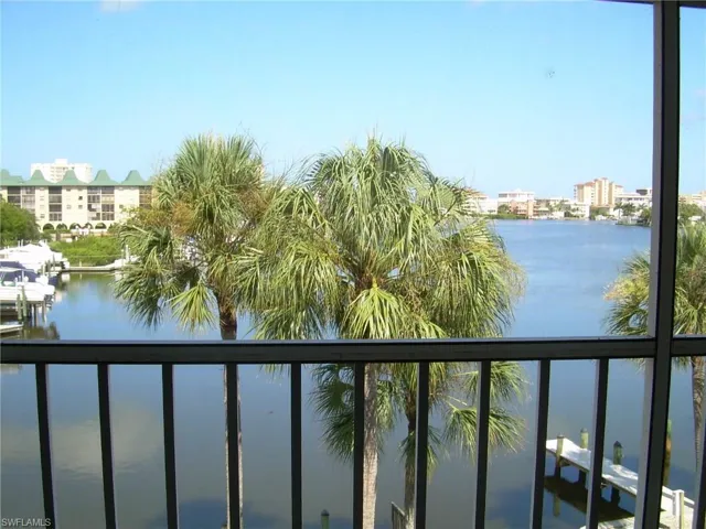 9101  Vanderbilt  DR, Naples, FL 34108