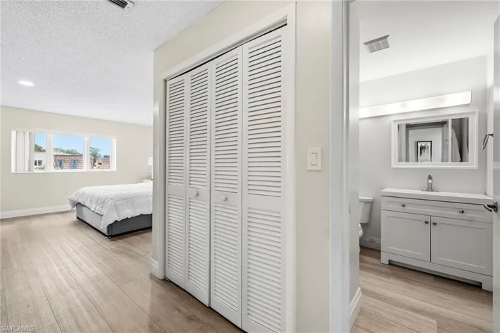 428 Meadowlark Ln 428-b, Naples, Florida 34105