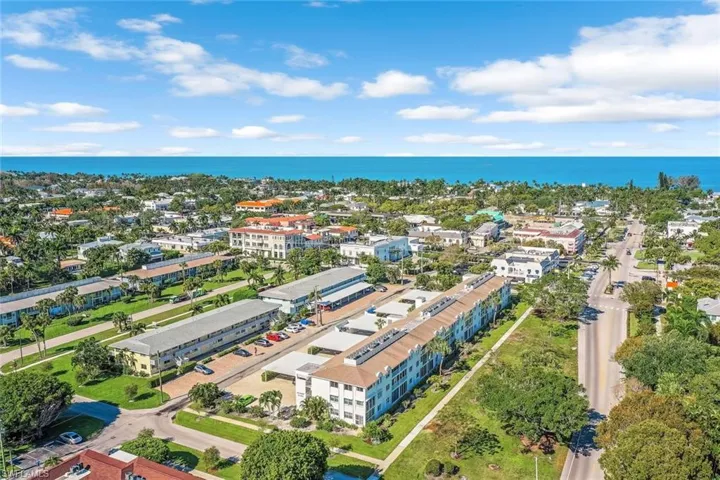 Steps to 3rd ST S fine dining and shopping.  5 minutes walk to the beach!