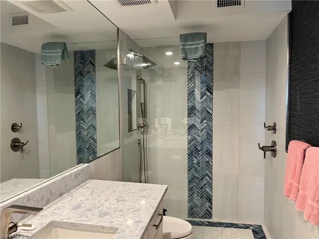 Main ensuite bath