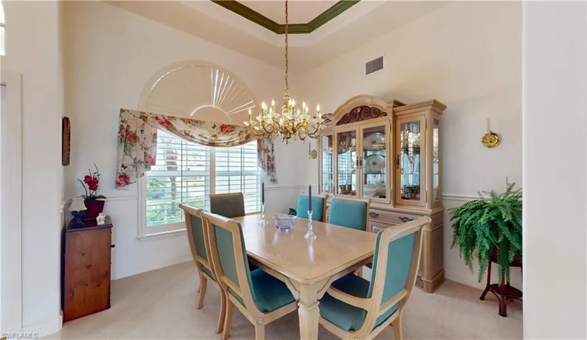 Formal dining with tray ceiling