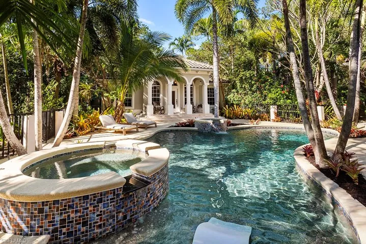 Integrated pool / spa with a patio area