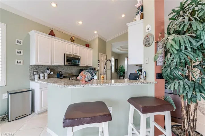 Breakfast bar with quartz counter