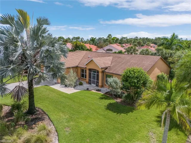 Ranch-style house with a front yard