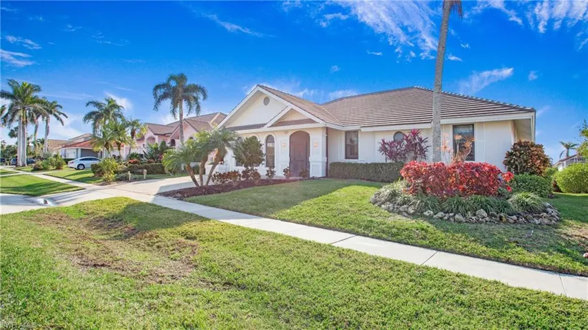 Ranch-style house with a front yard