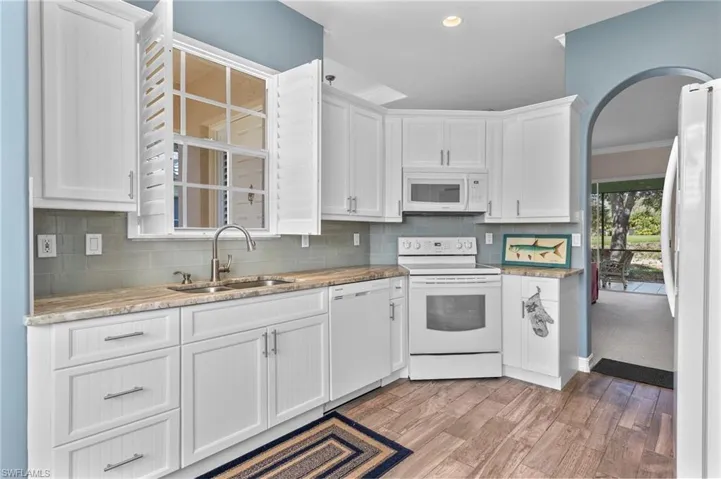 Another picture of the kitchen.